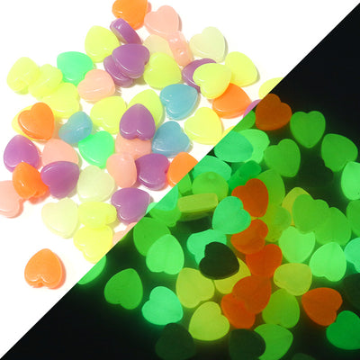 חרוזי אקריל זוהרים בחושך בצורת לב צבעוניים, 9 מ"מ, חור 1.4 מ"מ, כ-100 יחידות באריזה