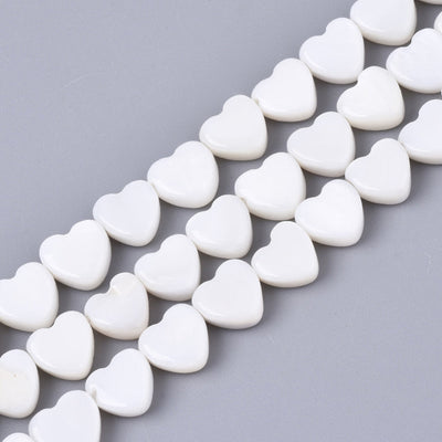 שרשרת חרוזי צדף טבעיים, בצורת לב, בצבע לבן שמנת גודל: כ-6 מ"מ חור: 0.7 מ"מ