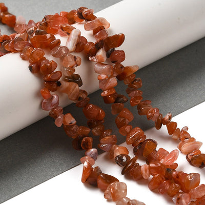 אבני חן בחיתוך צ'יפס אגת אדום דרום־אפריקאי טבעיים, גודל אבן 5-8 מ"מ, שורה כ-80 סנטימטרים