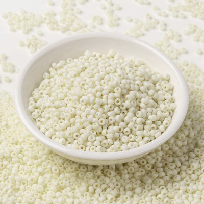 חרוזים יפנים מיוקי בצבע שמנת מט, 3 מ"מ, חור 1 מ"מ - 10 גרם בחבילה (כ420 חרוזים)