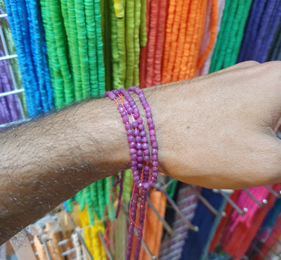 חרוזי רובי טבעיים, עגולים ומלוטשים – 3 מ"מ, חור 0.6 מ"מ, חוט באורך 38.5~39 ס"מ