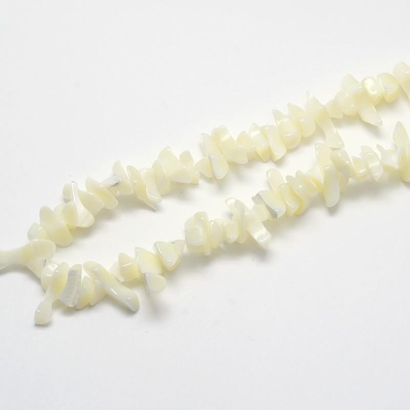 חרוזי צדף צ'יפסים לבן, 8-5 מ"מ, חור 1 מ"מ, כ-35 ס"מ בשורה
