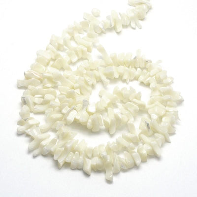 חרוזי צדף צ'יפסים לבן, 8-5 מ"מ, חור 1 מ"מ, כ-35 ס"מ בשורה